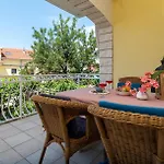 Gordan With Garden, 3 Min Walk To The Apartment Trogir