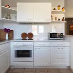 Gordan With Garden, 3 Min Walk To The Apartment