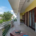 Gordan With Garden, 3 Min Walk To The *