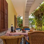 Apartment Gordan With Garden, 3 Min Walk To The