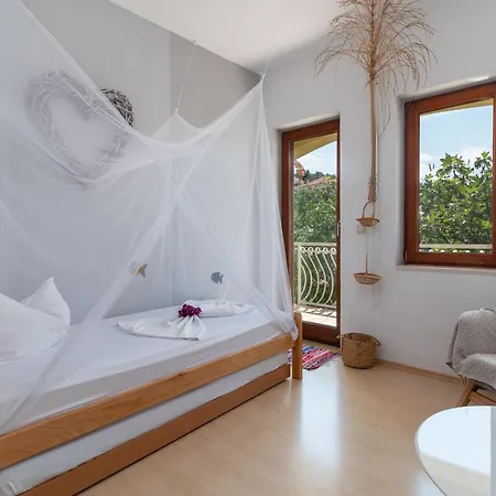 Daire Gordan With Garden, 3 Min Walk To The Trogir