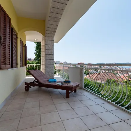 Daire Gordan With Garden, 3 Min Walk To The Trogir