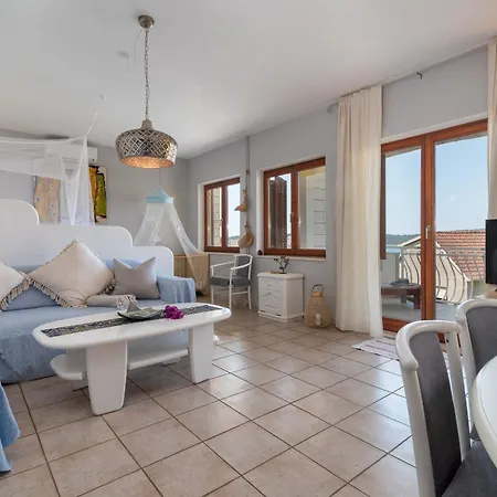 Daire Gordan With Garden, 3 Min Walk To The Trogir