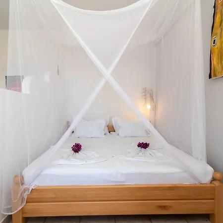 Daire Gordan With Garden, 3 Min Walk To The