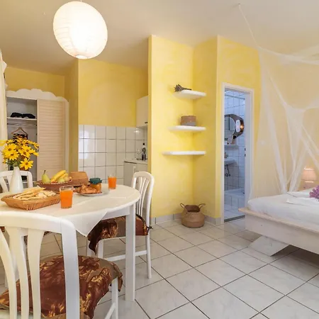 Daire Gordan With Garden, 3 Min Walk To The *