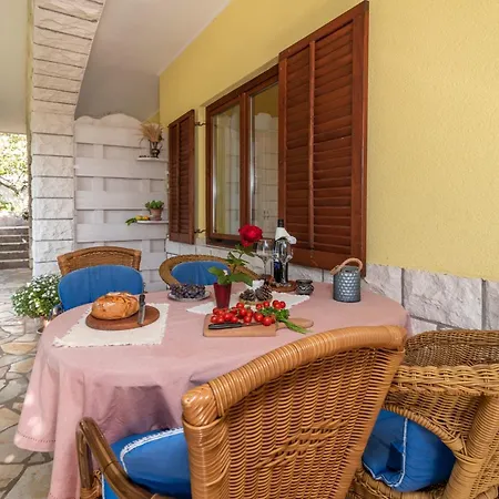 Daire Gordan With Garden, 3 Min Walk To The Trogir