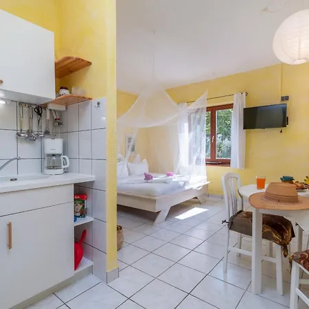 Daire Gordan With Garden, 3 Min Walk To The *