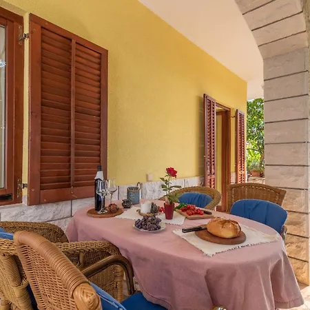 Daire Gordan With Garden, 3 Min Walk To The Trogir