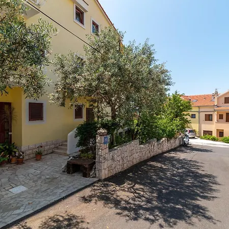 Daire Gordan With Garden, 3 Min Walk To The