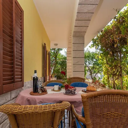 Daire Gordan With Garden, 3 Min Walk To The