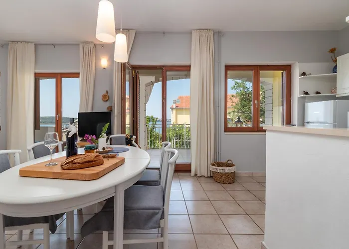 Gordan With Garden, 3 Min Walk To The *