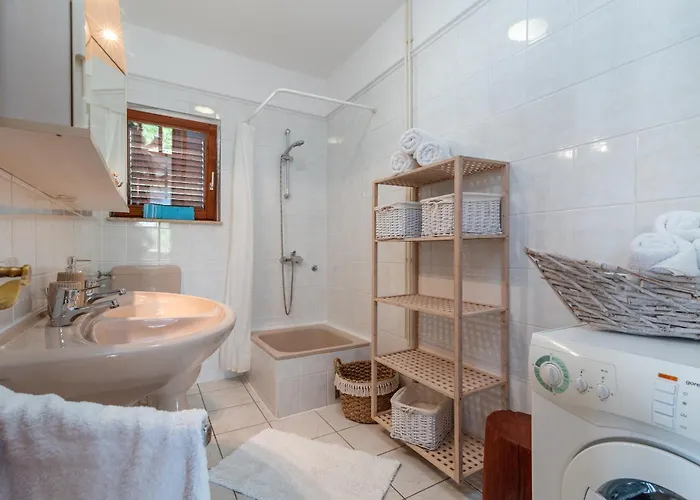 Gordan With Garden, 3 Min Walk To The