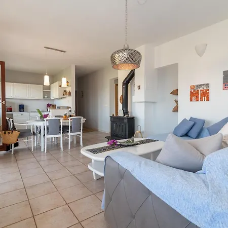 Gordan With Garden, 3 Min Walk To The דירה *