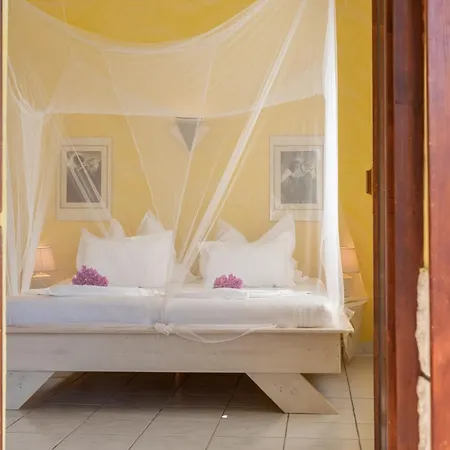 Gordan With Garden, 3 Min Walk To The דירה *