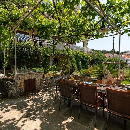 Gordan With Garden, 3 Min Walk To The דירה