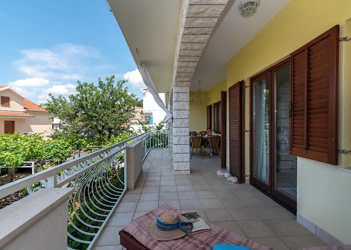 Gordan With Garden, 3 Min Walk To The *
