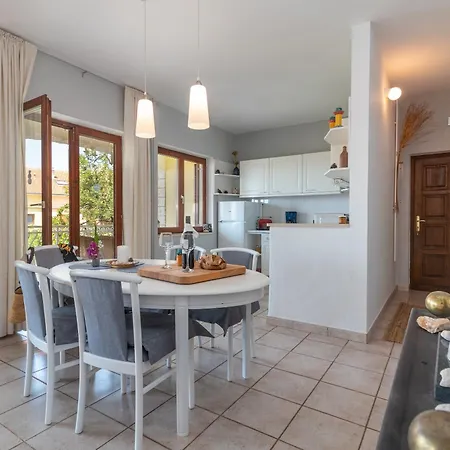 Gordan With Garden, 3 Min Walk To The דירה