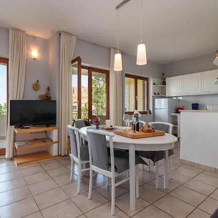 Gordan With Garden, 3 Min Walk To The דירה *
