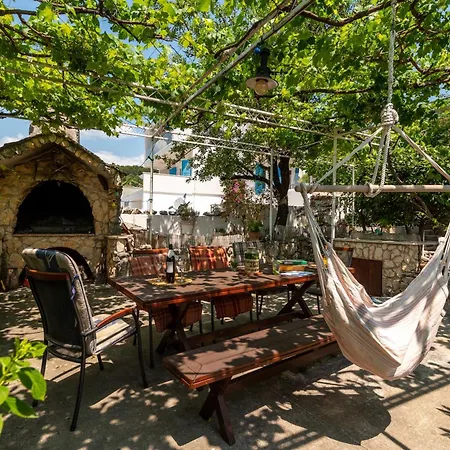 Gordan With Garden, 3 Min Walk To The דירה