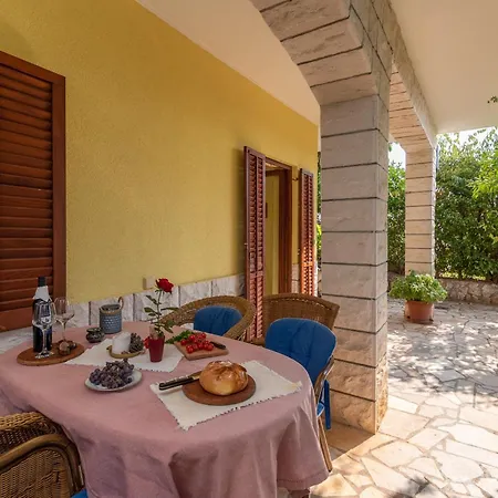 Gordan With Garden, 3 Min Walk To The דירה