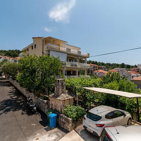 Gordan With Garden, 3 Min Walk To The דירה *
